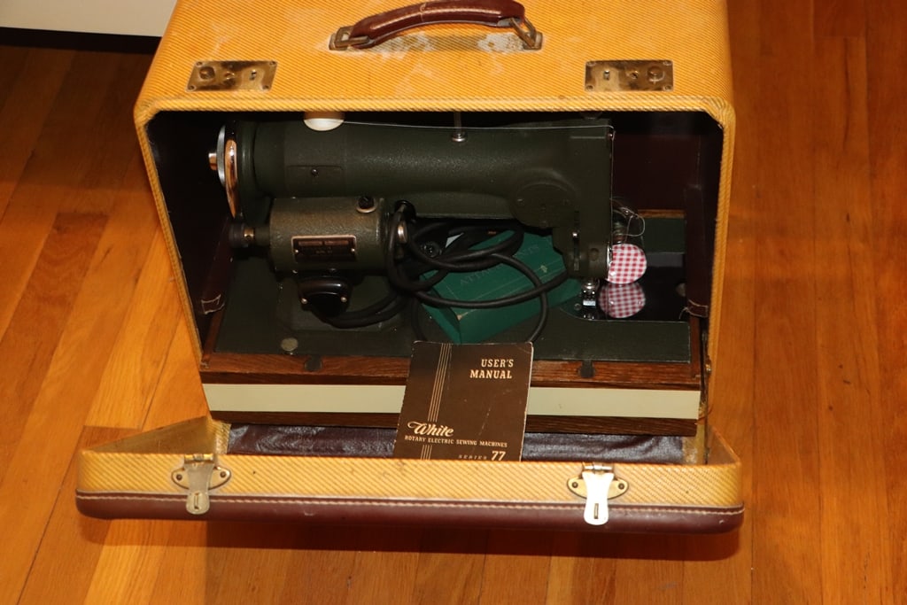 VINTAGE SEWING MACHINE - 2