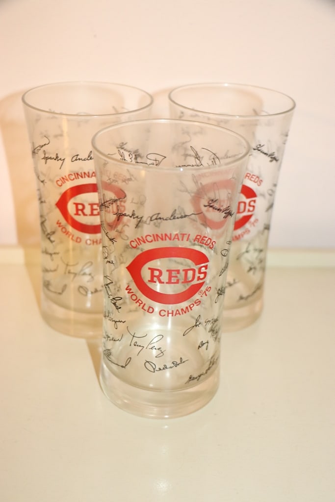 1975 REDS GLASSES: A GROUP OF 3 1975 CINCINNATI REDS WORLD CHAMPS SIGNATURE GLASSES. VERY GOOD CONDITION.