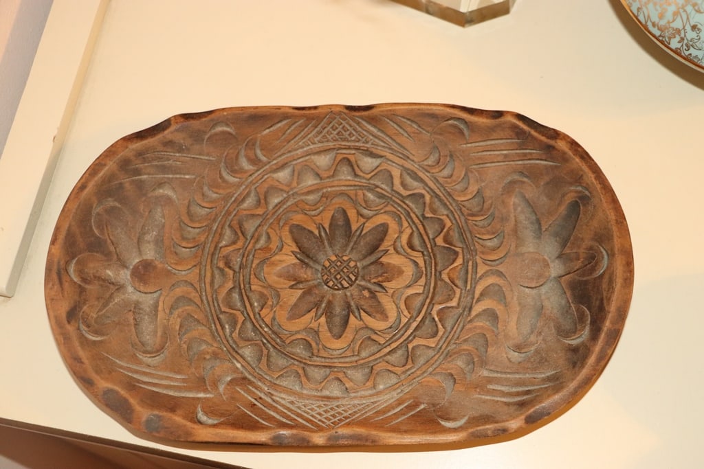 VINTAGE WOOD TRAY: A VINTAGE HAND CARVED WOOD TRAY. VERY GOOD CONDITION. 7"