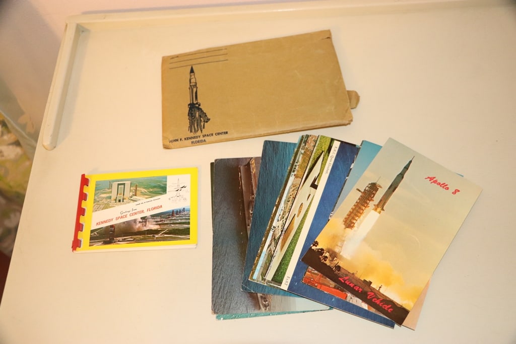 VINTAGE KENNEDY SPACE CENTER: A GROUP OF VINTAGE MEMORABILIA FROM THE KENNEDY SPACE CENTER. VERY GOOD CONDITION.