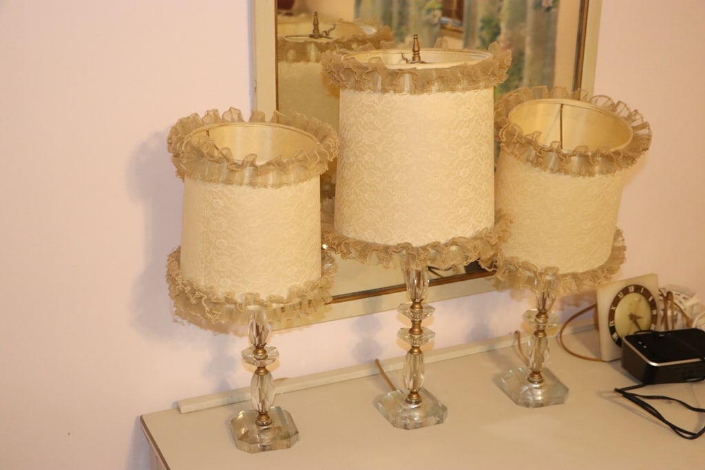 LAMPS: A GROUP OF 3 VINTAGE CRYSTAL ETCHED TABLE LAMPS. VERY GOOD CONDITION.