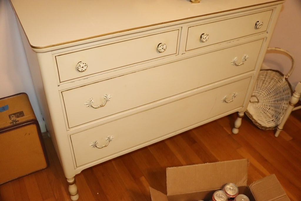 VINTAGE BEDROOM SET: A VINTAGE FRENCH PROVINCIAL STYLE BEDROOM SET WITH BED, CHEST, DRESSER, NIGHT STAND AND CHAIR. VERY GOOD CONDITION.