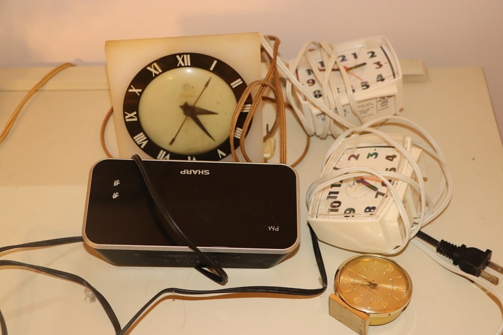 CLOCKS: A GROUP OF VINTAGE AND MODERN ALARM CLOCKS. VERY GOOD CONDITION.