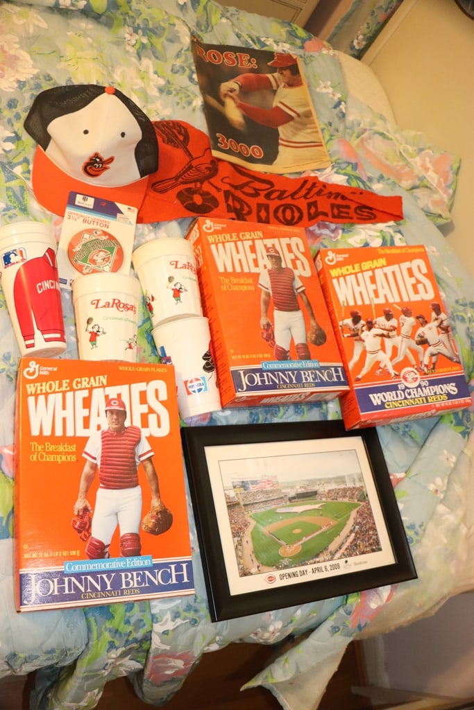 BASEBALL MEMORABILIA: A VINTAGE AND MODERN BASEBALL MEMORABILIA LOT WITH REDS ITEMS.