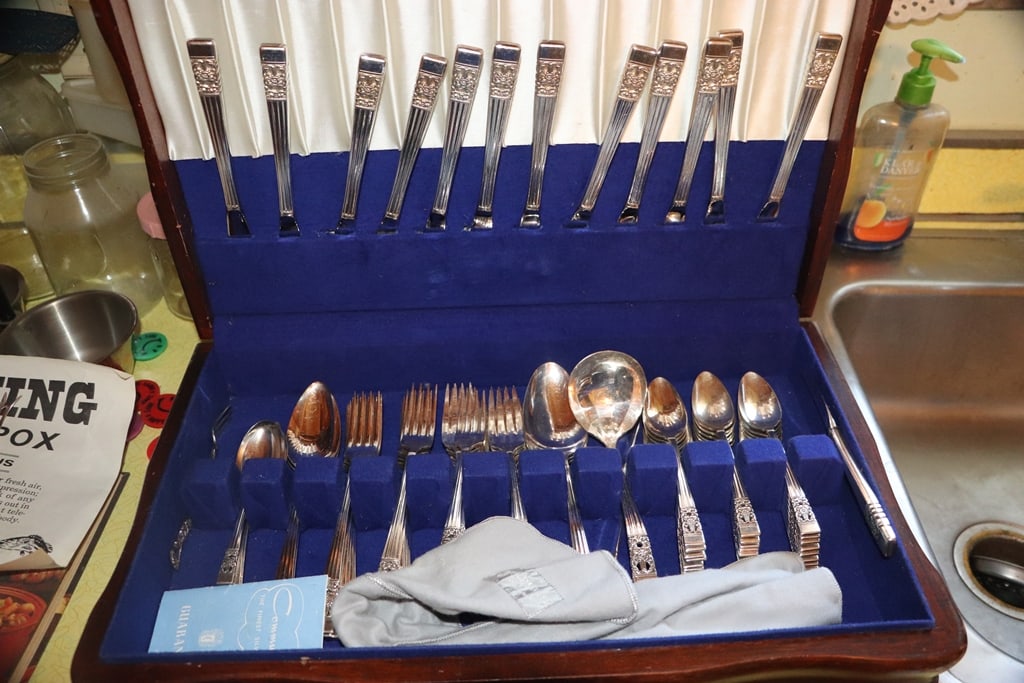 VINTAGE SILVER PLATE: A SET OF VINTAGE COMMUNITY SILVER PLATE FLATWARE. VERY GOOD CONDITION.