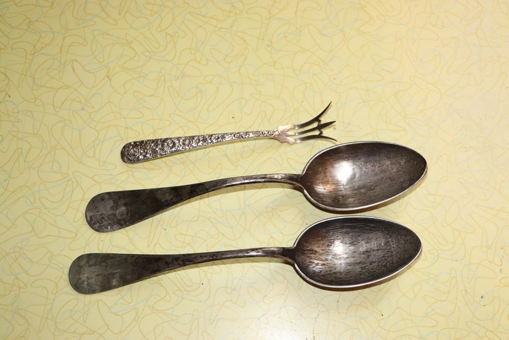 VINTAGE STERLING: A VINTAGE STERLING COCKTAIL FORK AND 2 VINTAGE .800 SILVER SPOONS.