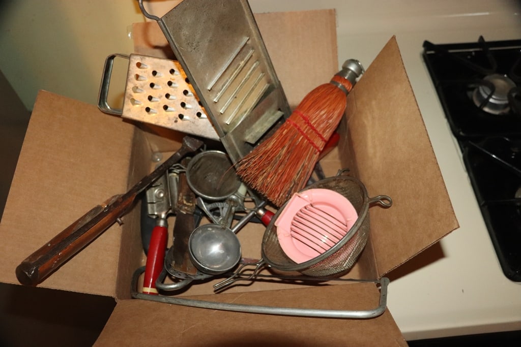 KITCHEN UTENSILS: A GROUP OF VINTAGE KITCHEN UTENSILS. GOOD CONDITION.