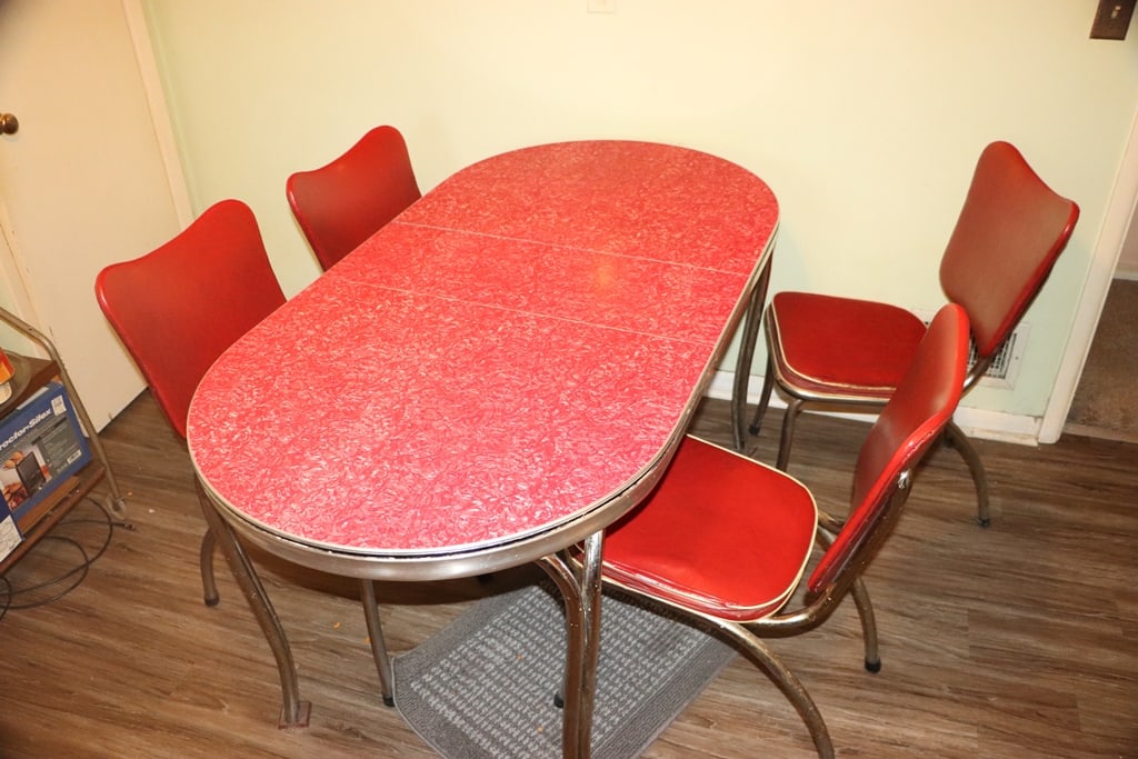VINTAGE KITCHEN TABLE: A VINTAGE METAL AND RED TOP KITCHEN TABLE AND CHAIRS. HAS THE 1950'S DINER VIBES. VERY GOOD CONDITION.