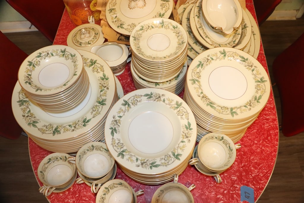 VINTAGE NORITAKE CHINA: A VINTAGE SET OF NORITAKE CHINA. IT IS THE 5020 PATTERN. IT IS A SERVICE FOR 12 WITH SERVING DISHES. OVERALL VERY GOOD CONDITION.