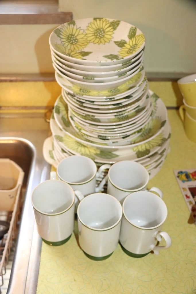 SUNFLOWER DISHES: A SET OF SUNFLOWER DISHES. VERY GOOD CONDITION.
