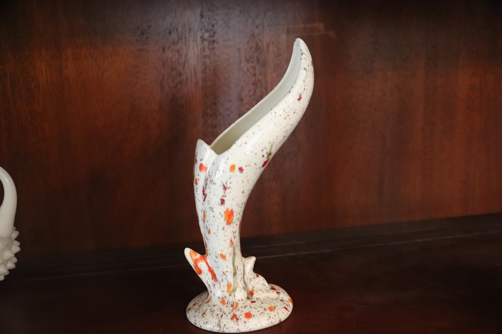 MCM VASE: A VINTAGE MCM (MID-CENTURY MODERN) VASE MADE BY THE SISTERS OF MERCY IN CHICAGO. VERY GOOD CONDITION.