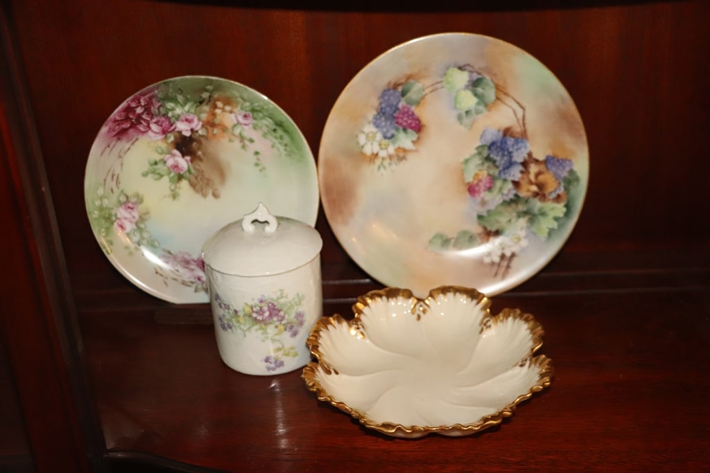 VINTAGE CHINA: A GROUP OF VINTAGE CHINA WITH 2 PLATES, A LEAF DISH AND SMALL BICUIT JAR. VERY GOOD CONDITION.