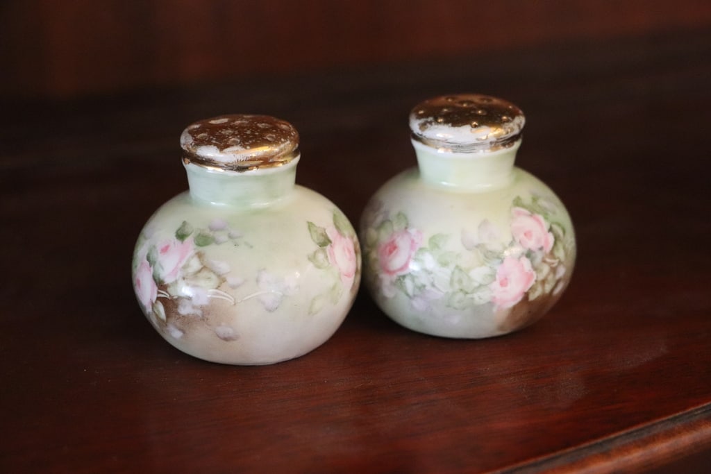 VINTAGE SALT AND PEPPER: A VINTAGE SALT AND PEPPER SET. VERY GOOD CONDITION.