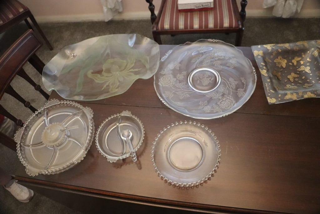 VINTAGE GLASS: A GROUP OF VINTAGE CLEAR GLASS DISHES INCLUDING CANDLEWICK.