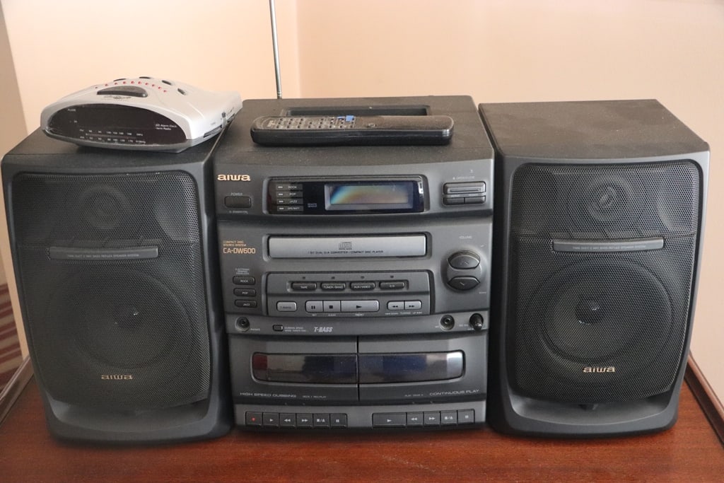 STEREO: AN AIWA CA-DW600 STEREO AND DIGITAL CLOCK. VERY GOOD CONDITION.