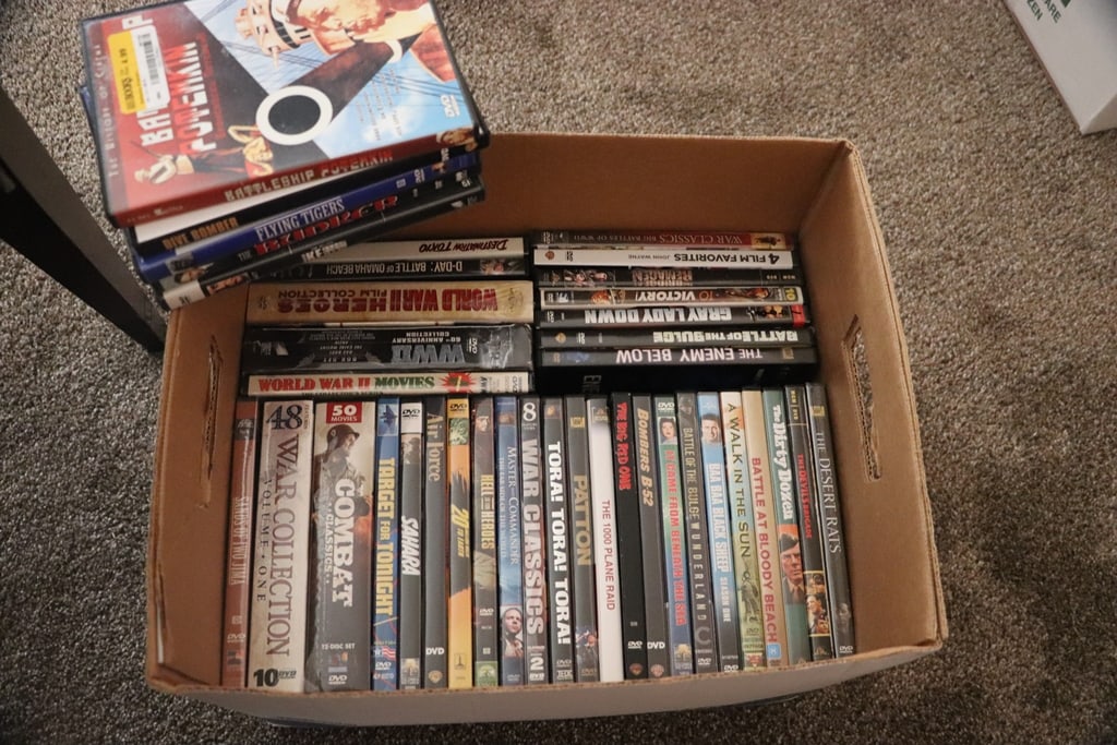 DVD MOVIES: A GROUP OF 40 MOVIES ABOUT WWII. VERY GOOD CONDITION.
