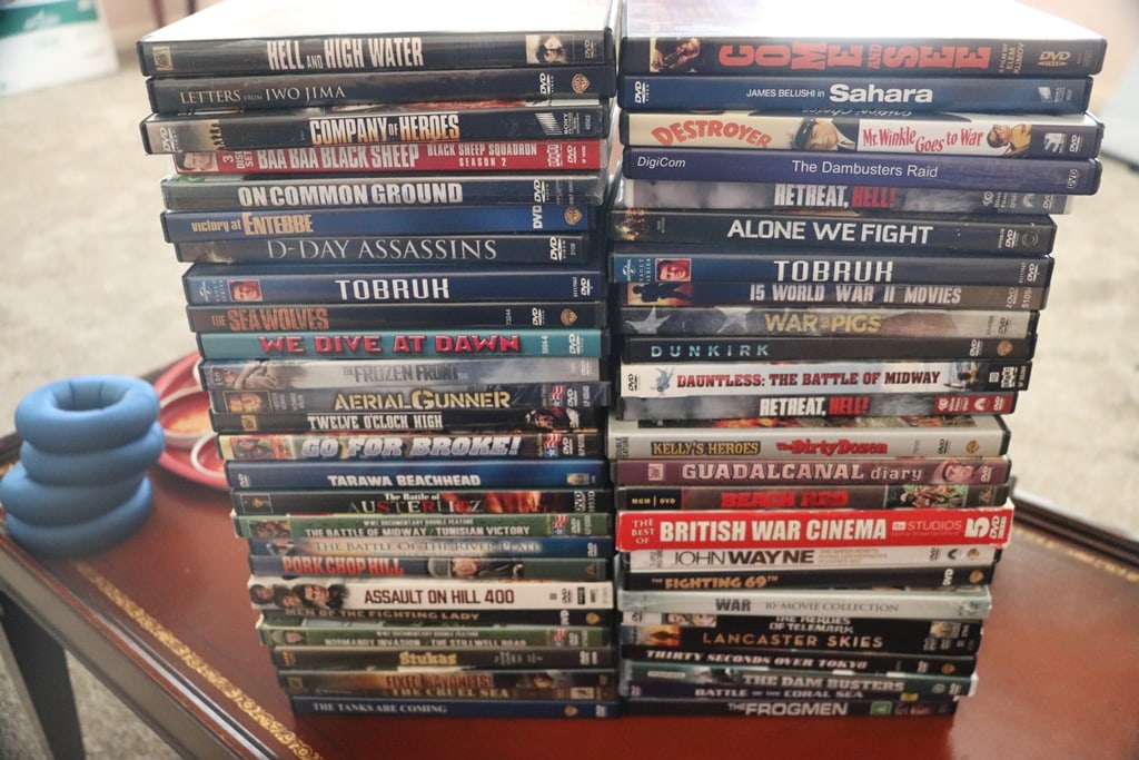 DVD MOVIES: A GROUP OF 50 DVD MOVIES ABOUT WWII. VERY GOOD CONDITION.