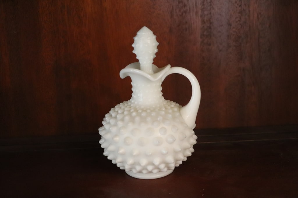 VINTAGE MILK GLASS: A VINTAGE MILK GLASS CRUET WITH STOPPER. VERY GOOD CONDITION.