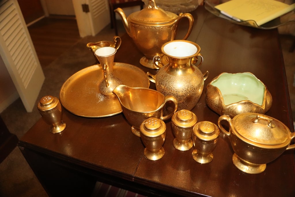 VINTAGE DISHES: A GROUP OF VINTAGE GOLD DISHES. THESE ARE THE 22KT DISHES. VERY GOOD CONDITION.
