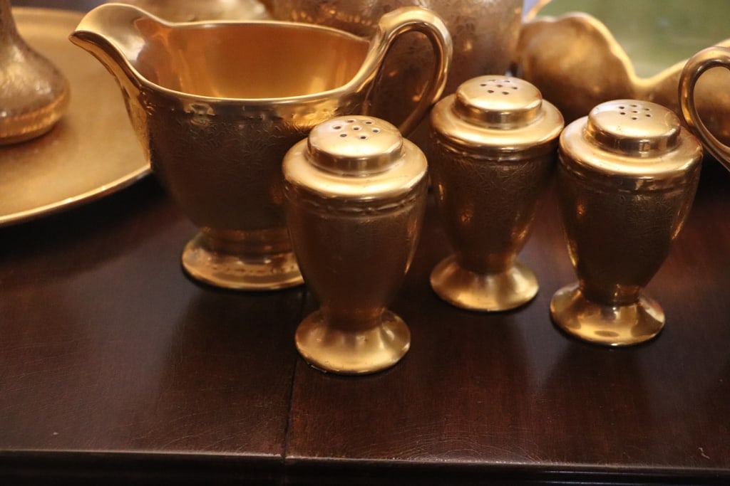 VINTAGE DISHES - 3