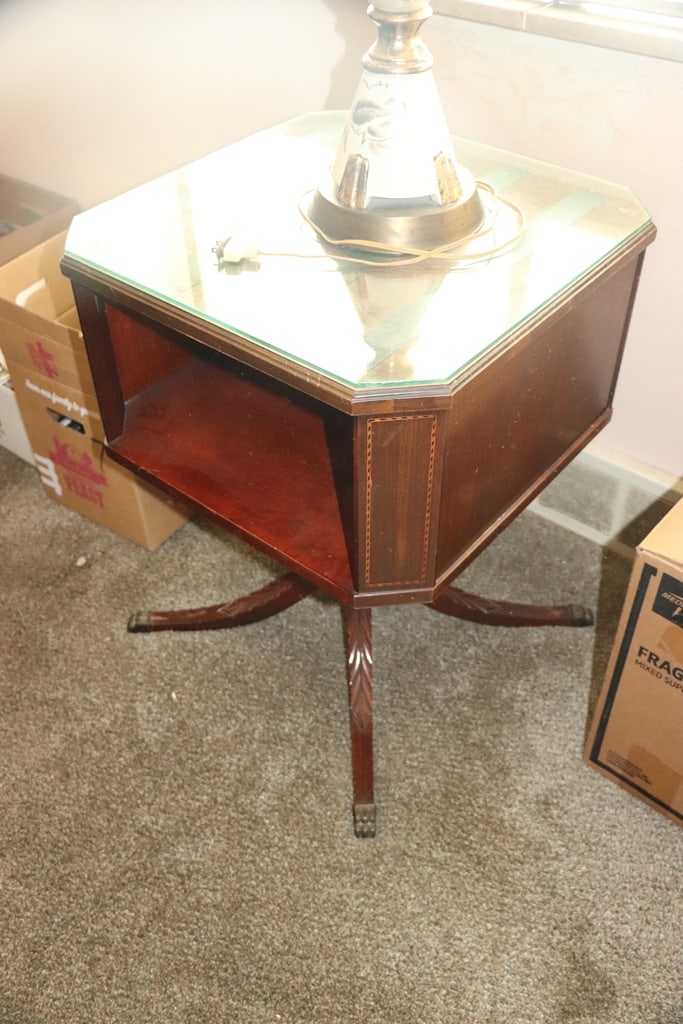 VINTAGE TABLE: A VINTAGE WOOD BOX STYLE SIDE TABLE. VERY GOOD CONDITION.