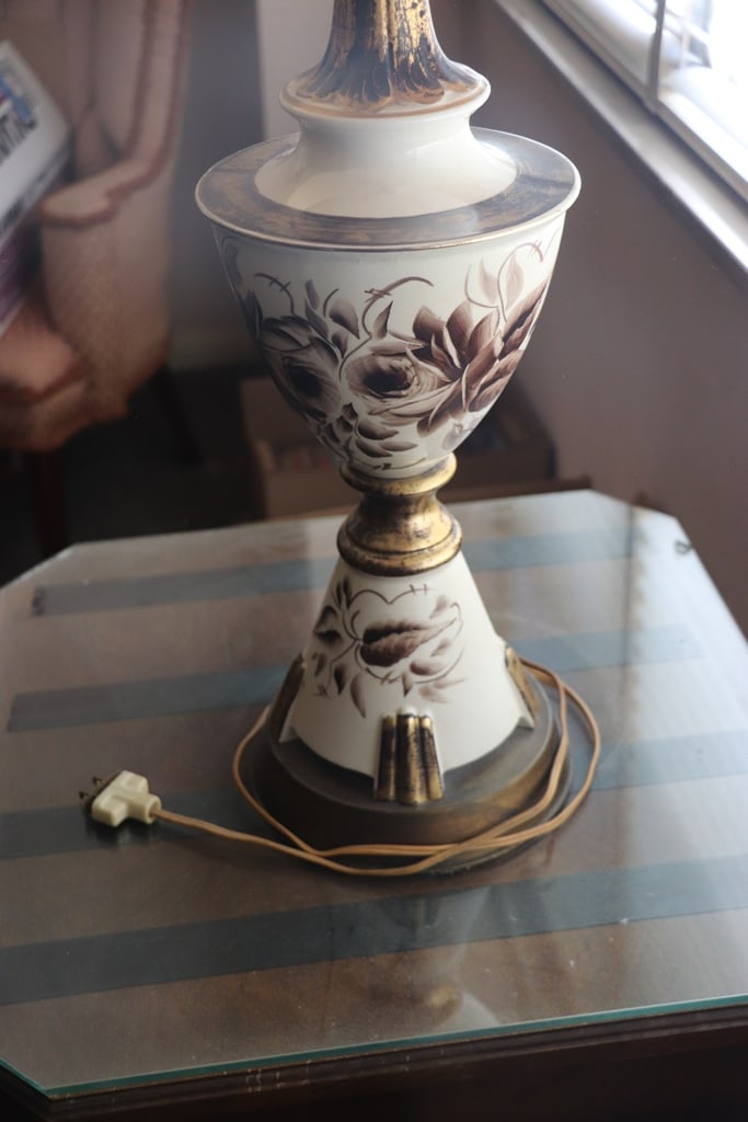 TABLE LAMP: A VINTAGE CERAMIC TABLE LAMP. VERY GOOD CONDITION.
