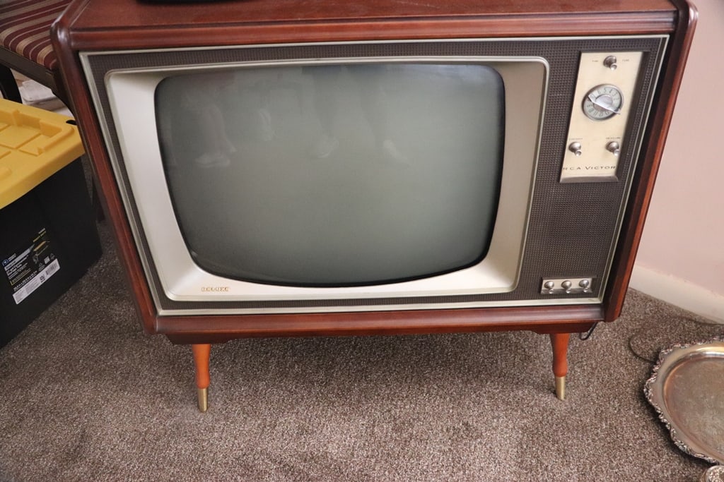 VINTAGE TV (1 of 2)