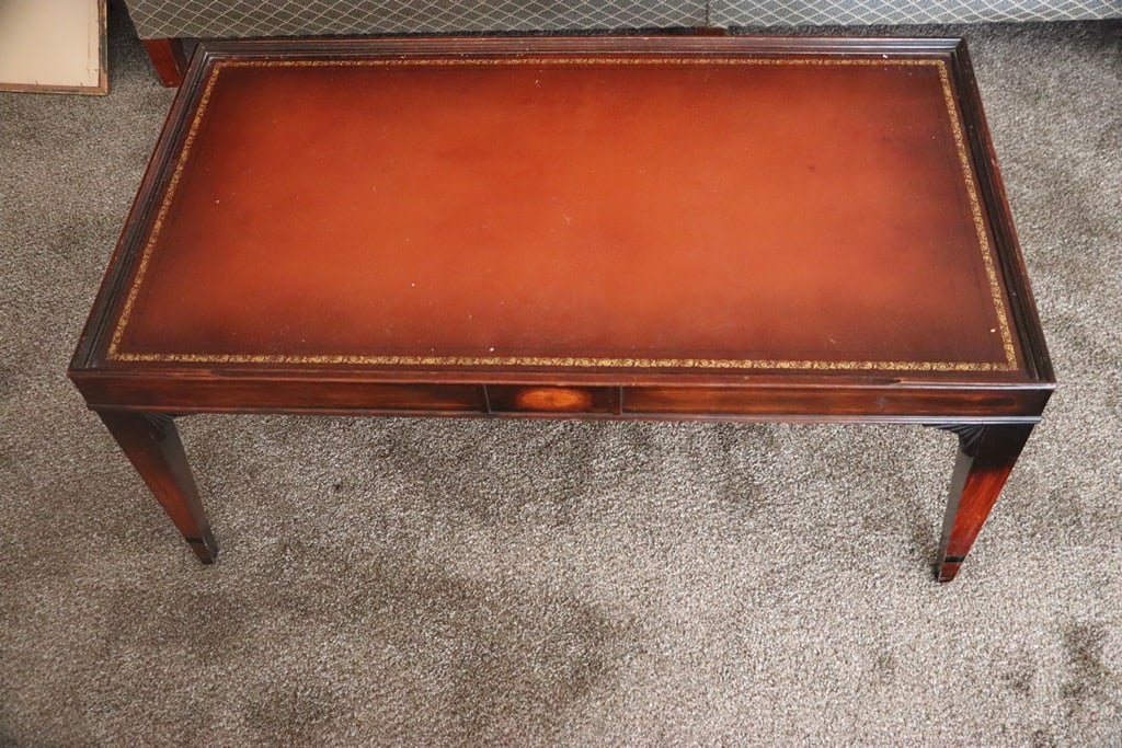 VINTAGE COFFEE TABLE: A VINTAGE LEATHER TOP COFFEE TABLE. VERY GOOD CONDITION.