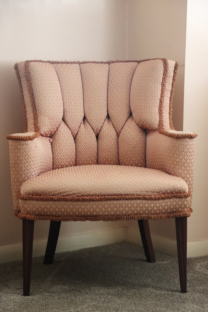 VINTAGE CHAIR: A VINTAGE PEACH EASY CHAIR. VERY GOOD CONDITION.