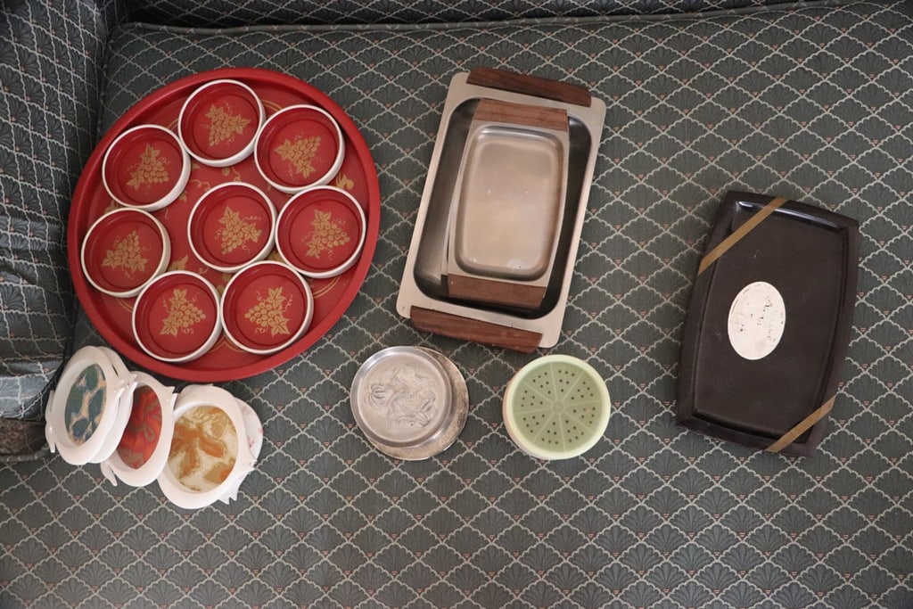 VINTAGE COASTERS: A GROUP OF VINTAGE COASTERS AND SNAKC TRAYS. VERY GOOD CONDITION.