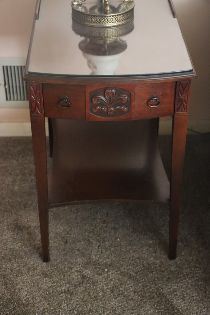 END TABLE: A VINTAGE WOOD END TABLE WITH DRAWER. VERY GOOD CONDITION.
