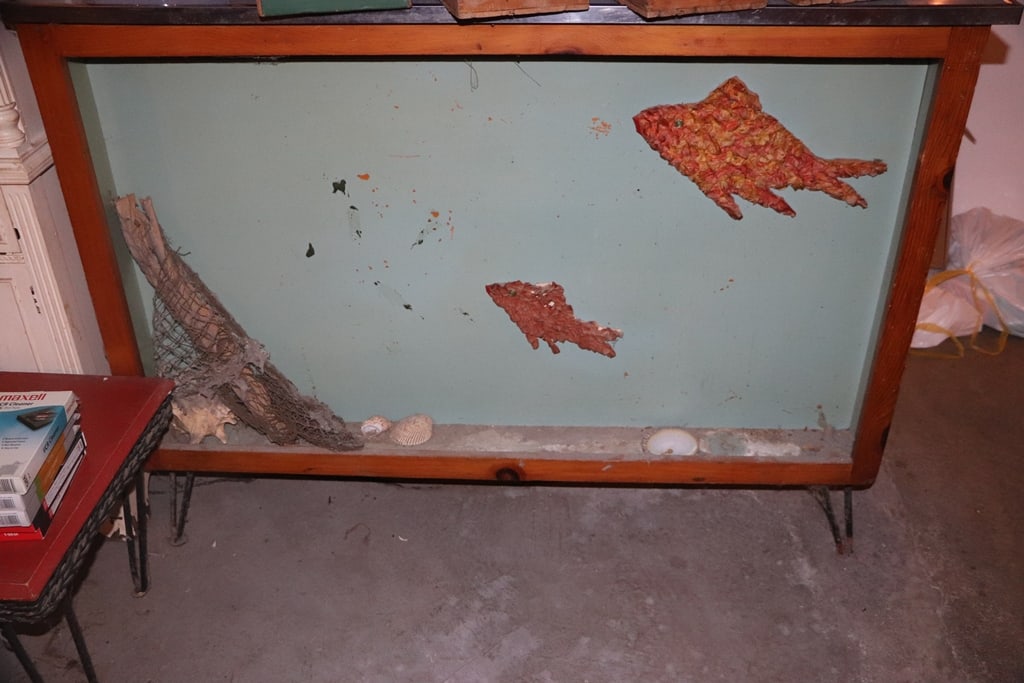 VINTAGE BAR: A VINTAGE STAND ALONE BAR WITH A SEA/OCEAN THEME. GOOD CONDITION.