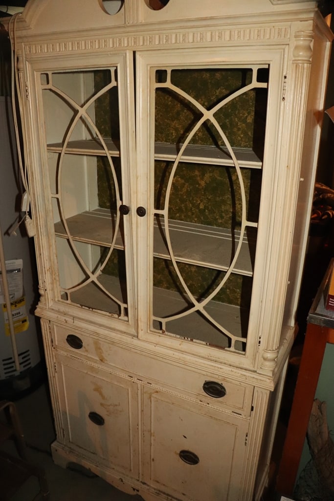 VINTAGE HUTCH: A VINTAGE KITCHEN HUTCH. NEEDS SOME TLC, GREAT PROJECT PIECE. FAIR TO GOOD CONDITION.