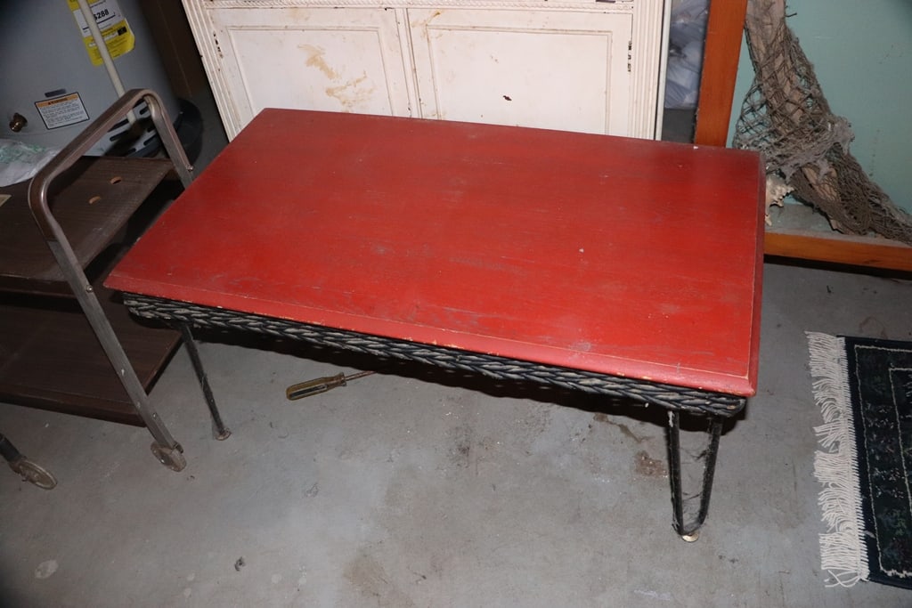 VINTAGE TABLE: A VINTAGE RED TABLE WITH METAL LEGS. GOOD CONDITION.
