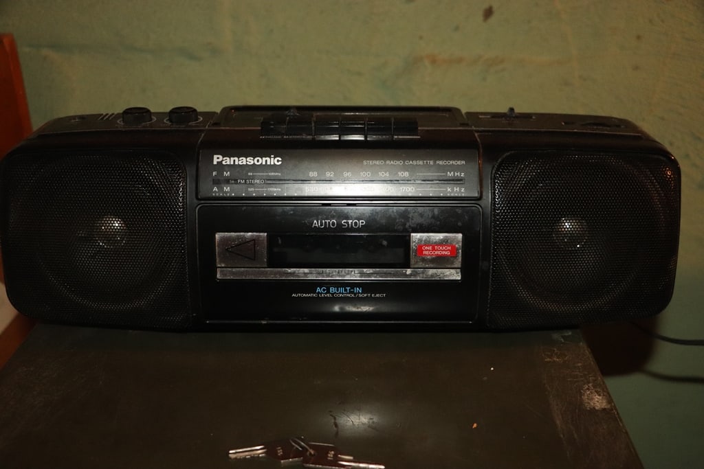 BOOMBOX: A PANASONIC AM/FM TAPE PLAYER BOOMBOX. VERY GOOD CONDITION.