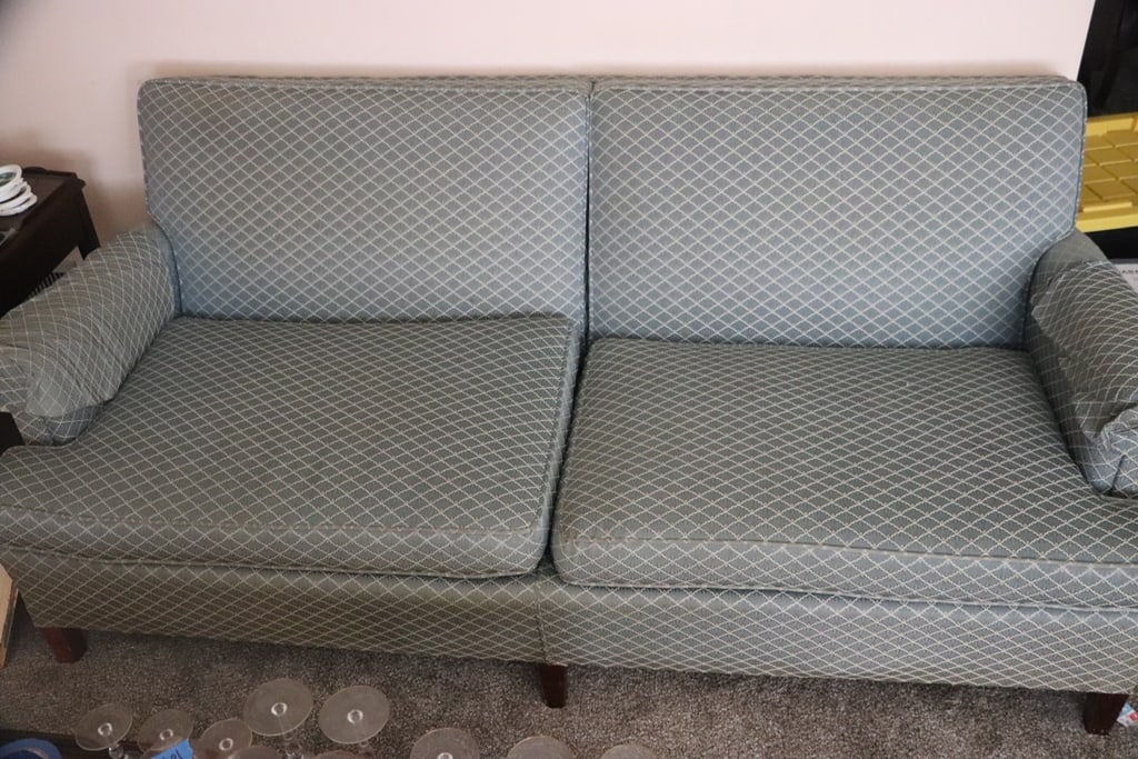 VINTAGE COUCH: A VINTAGE BLUE COUCH. VERY GOOD CONDITION.