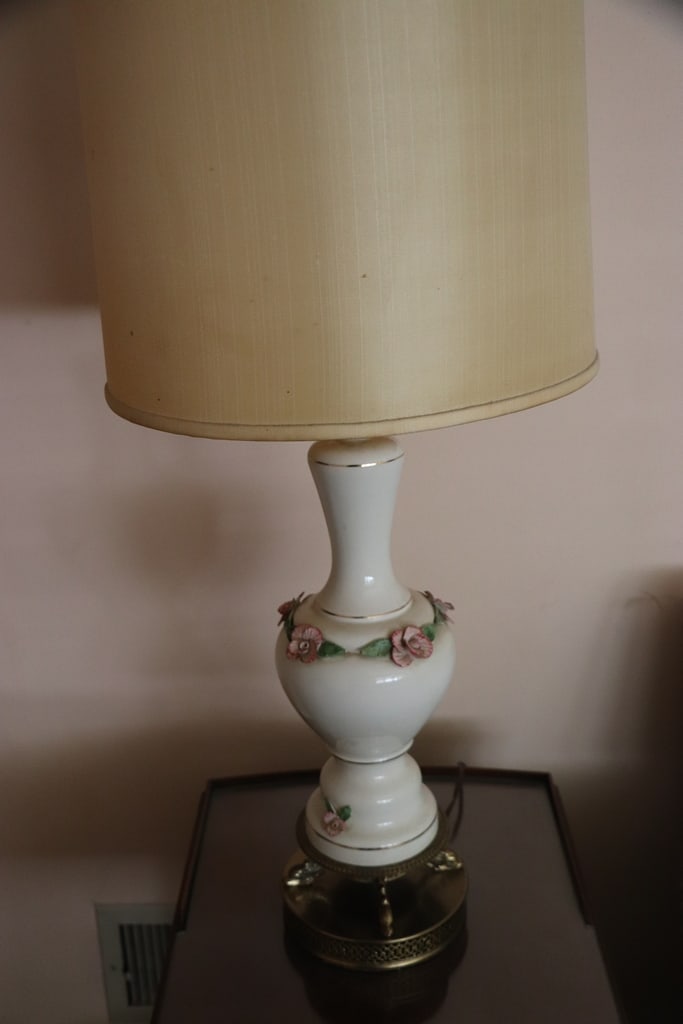 TABLE LAMP: A VINTAGE TABLE LAMP WITH CAPODIMONTE STYLE FLOWER DESIGN. VERY GOOD CONDITION.