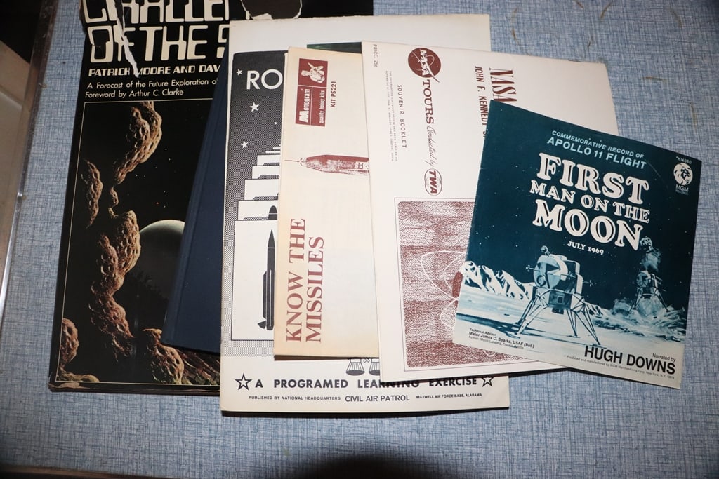 NASA BOOKS: A GROUP OF VINTAGE NASA BOOKS AND RECORD. VERY GOOD CONDITION.