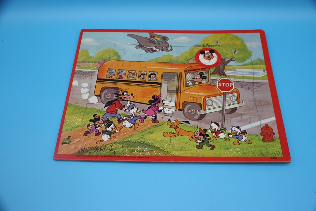 VINTAGE DISNEY PUZZLE: A VINTAGE DISNEY JAYMAR PUZZLE. GOOD CONDITION.
