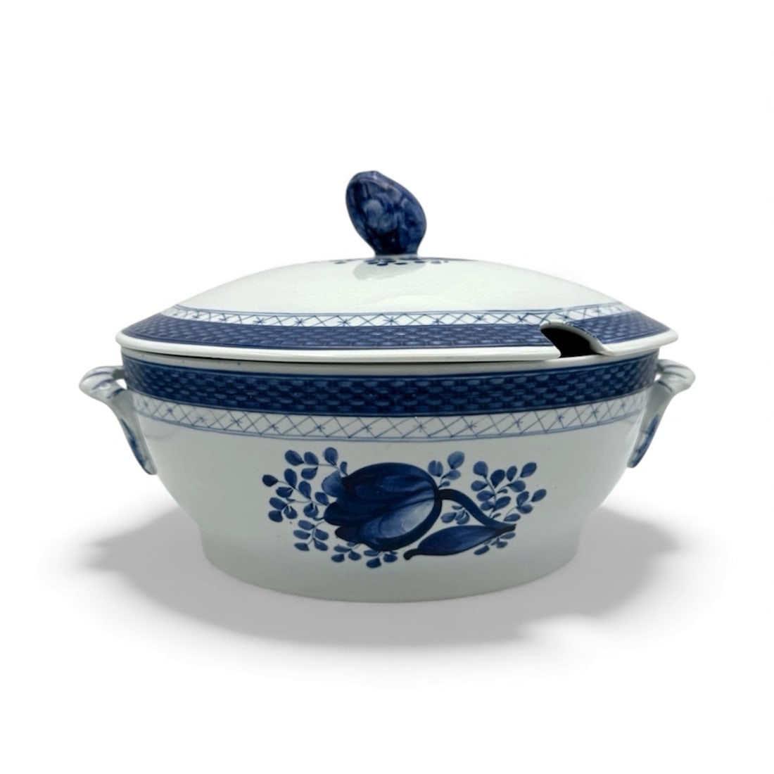 Royal Copenhagen Tranquebar Blue - Oval Tureen & Lid: The Royal Copenhagen Tranquebar Blue Oval Tureen & Lid is a vintage collectible piece crafted in Denmark. Made of high-quality porcelain, this tureen features a beautiful floral pattern in a striking 