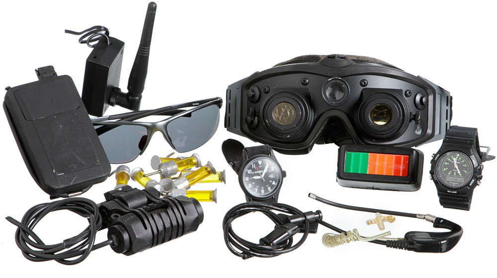 The Incredible Hulk Commando Tactical Gear: Production Description: US Military tactical equipment, gamma radiation detector and empty tranquilizer darts used by US Soldiers under General Ross's command. The team searched Brazil for the Fugitiv