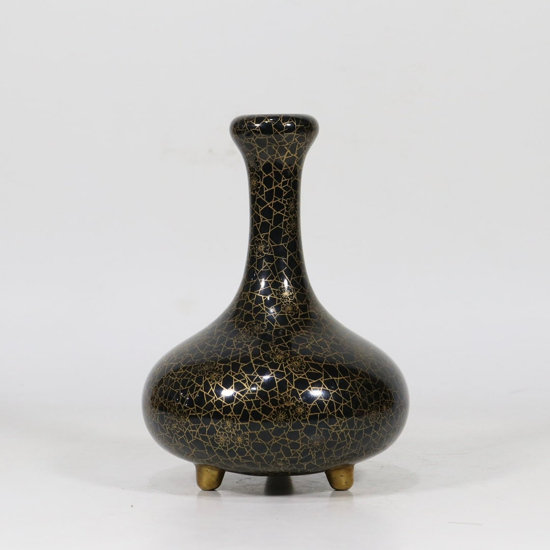 An Exquisite Black Glazed Painted Gold Flower Pattern Tripod Vase: An Exquisite Black Glazed Painted Gold Flower Pattern Tripod Vase,Qing Dynasty, China,Qianlong Six-character Mark,Size:7.1inx4.9in 黑釉描金花卉纹三Ū