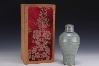An Exquisite Guan yao Bottle