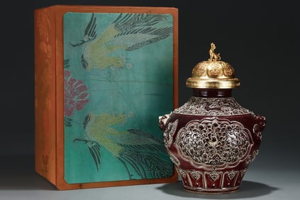 A Huge Ji Red Glazed Flower and Bird Pattern Beast-Ears Jar with Cover