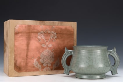 An Exquisite Guan yao Double-Ears Censer,with an Imperial Poem by Emperor Qianlong