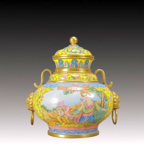 An Exquisite Painted Enamel Figure Pattern Lion-Ears Cover Jar