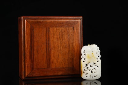 An Exquisite White Jade Dragon Pattern Ornament