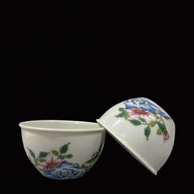 A Pair of Exquisite Famille-Rose Flower Pattern Cups,with poem