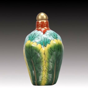 An Exquisite Famille-Rose Cabbage Pattern Snuff Bottle