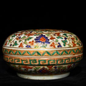 An Exquisite Wucai Painted Gold Flower and Dragon Pattern Box